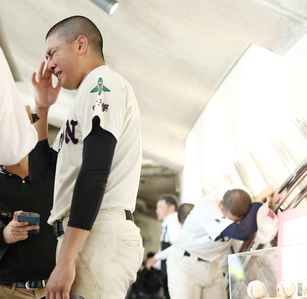 国士舘対日大鶴ケ丘　試合後、目に涙を浮かべながら記者の質問に答える日大鶴ケ丘・住（撮影・河田真司）