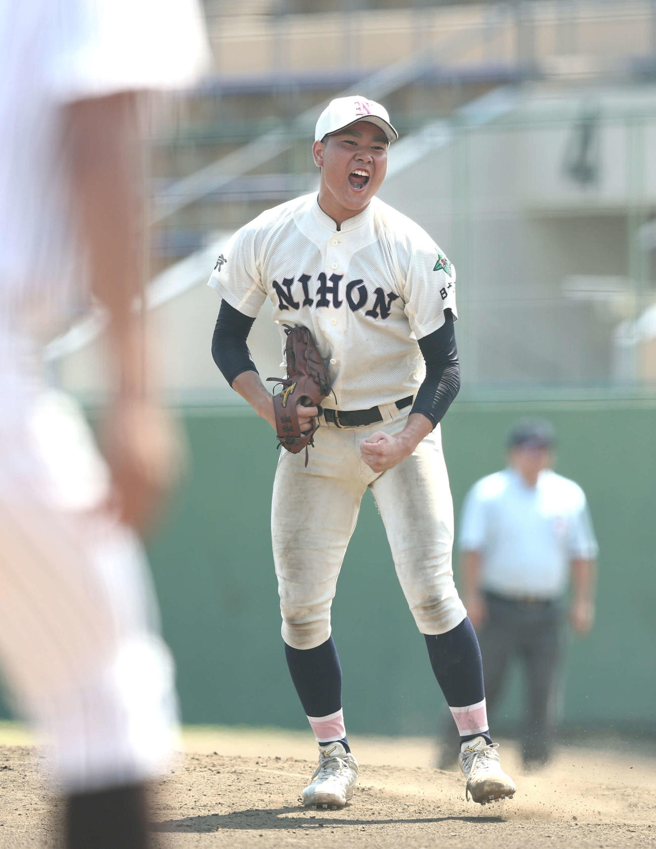 国士舘対日大鶴ケ丘　7回表を抑える日大鶴ケ丘・住（撮影・河田真司）