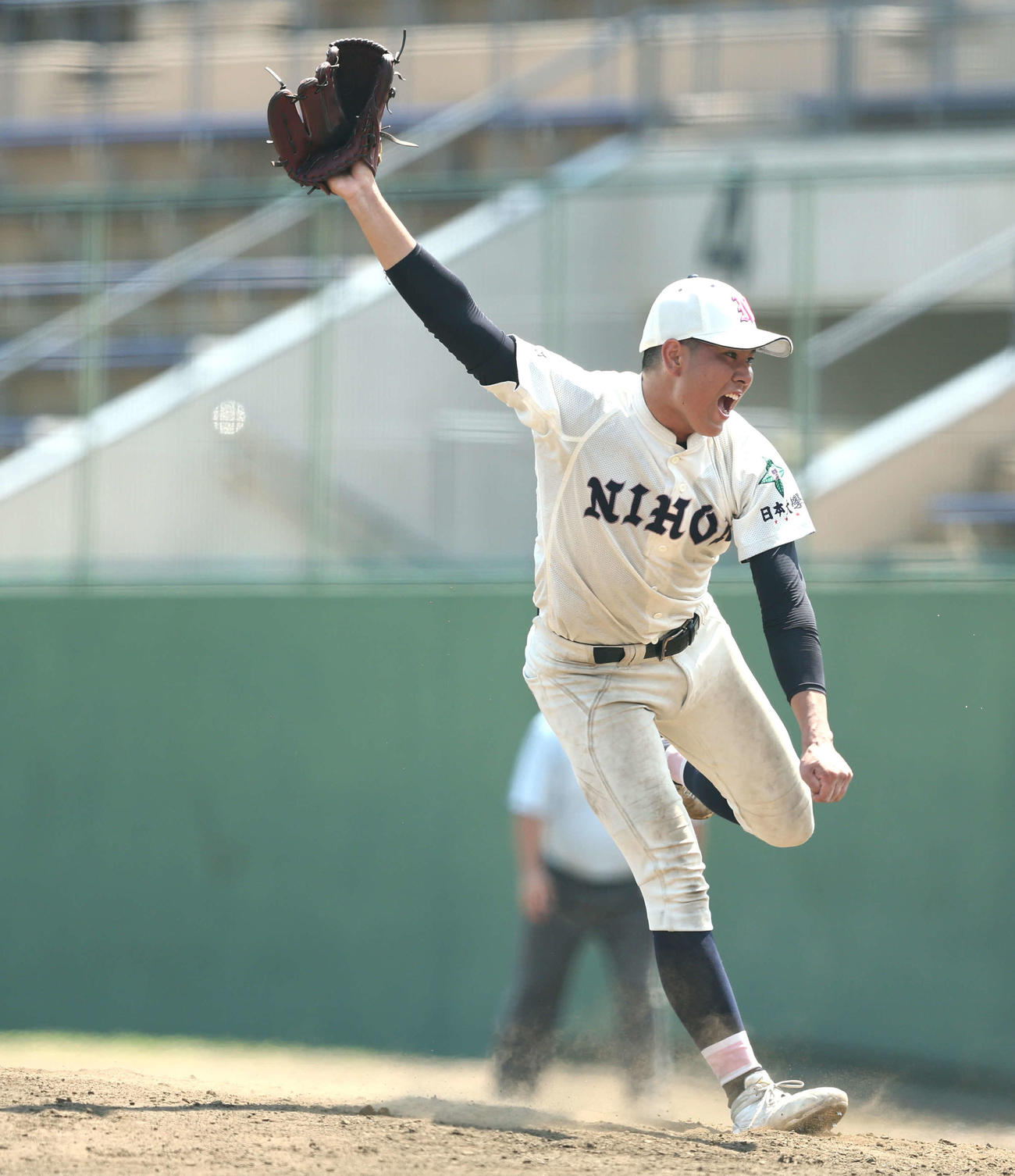 国士舘対日大鶴ケ丘　7回表、力投する日大鶴ケ丘・住（撮影・河田真司）