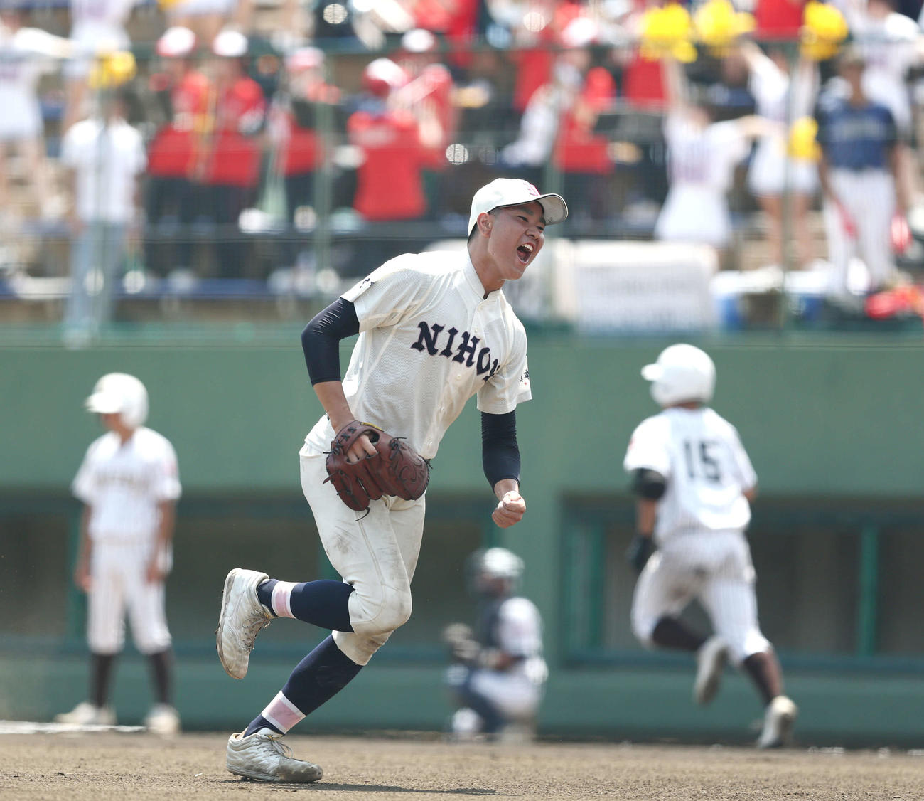 国士舘対日大鶴ケ丘　6回表を抑えガッツポーズする日大鶴ケ丘・住（撮影・河田真司）