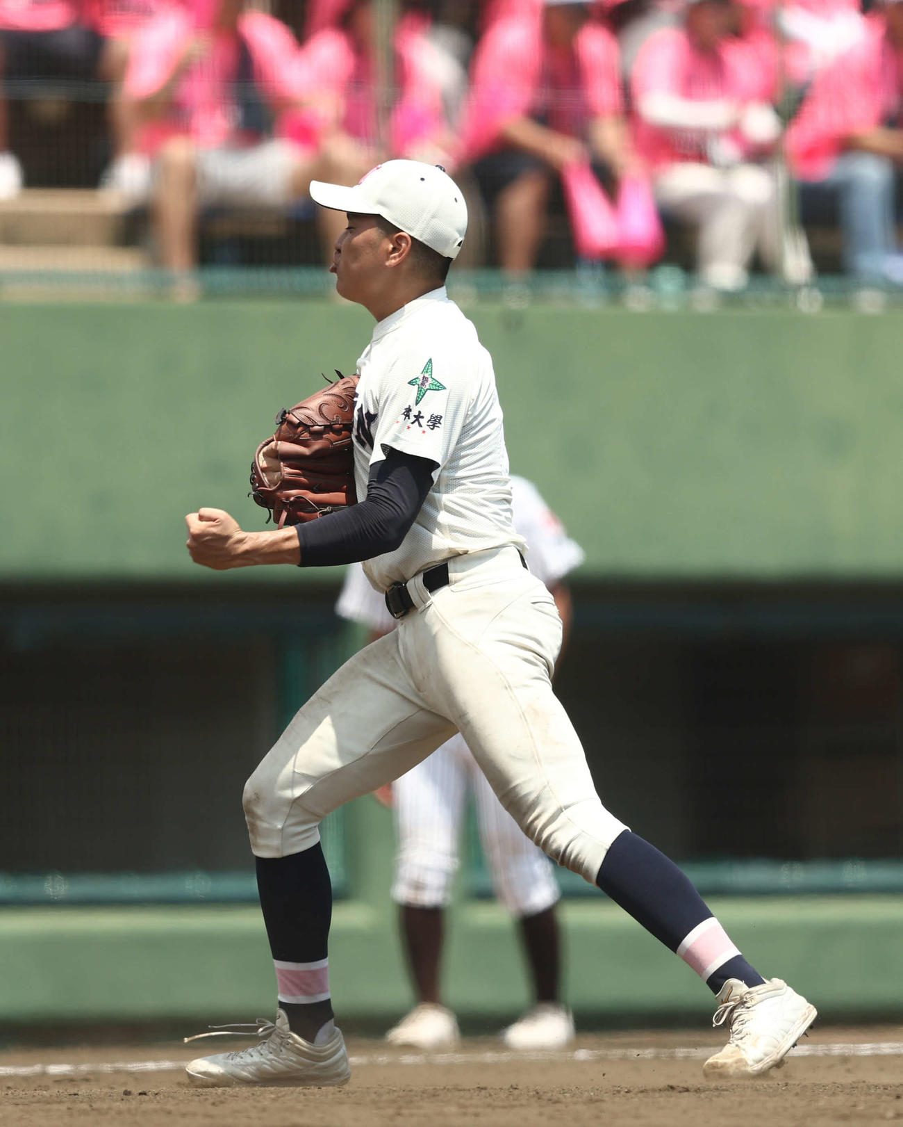 国士舘対日大鶴ケ丘　4回表を抑えガッツポーズする日大鶴ケ丘・住（撮影・河田真司）