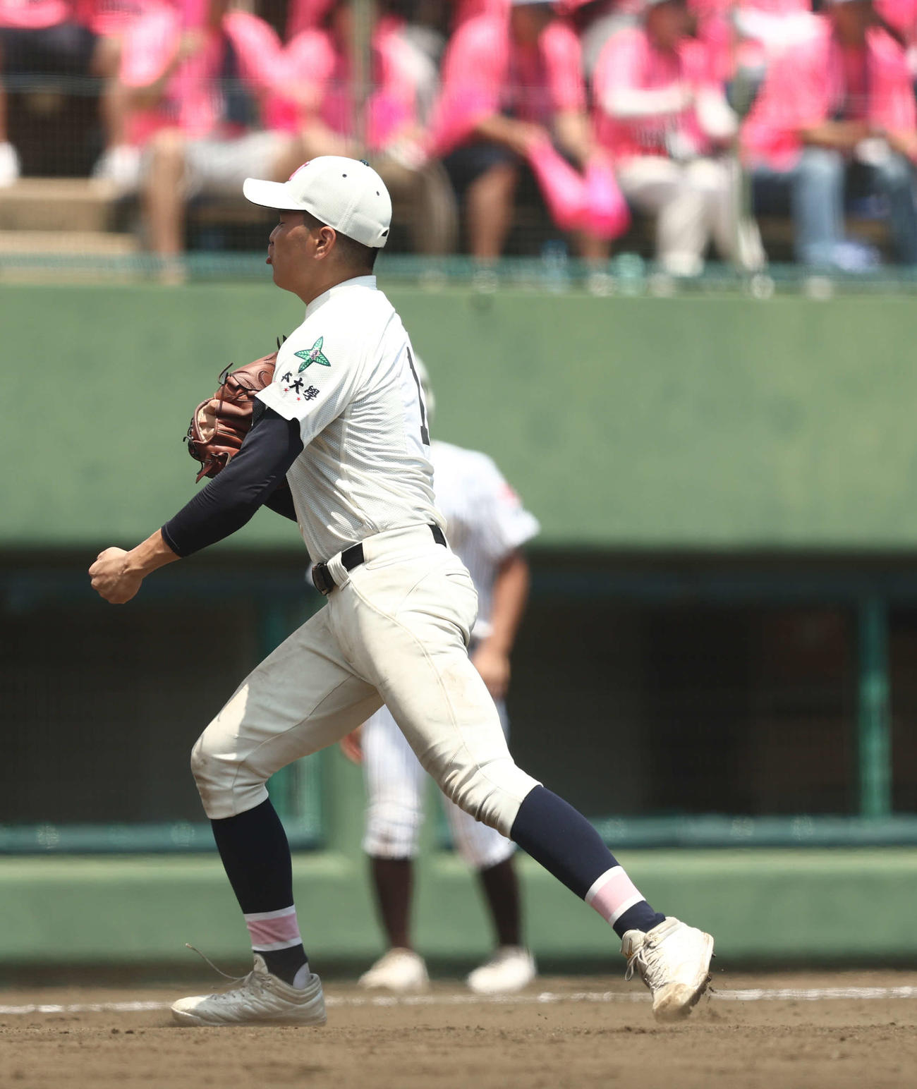 国士舘対日大鶴ケ丘　4回表を抑えガッツポーズする日大鶴ケ丘・住（撮影・河田真司）