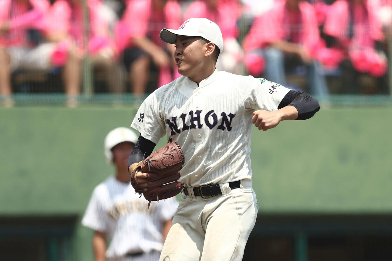 国士舘対日大鶴ケ丘　4回表を抑えガッツポーズする日大鶴ケ丘・住（撮影・河田真司）