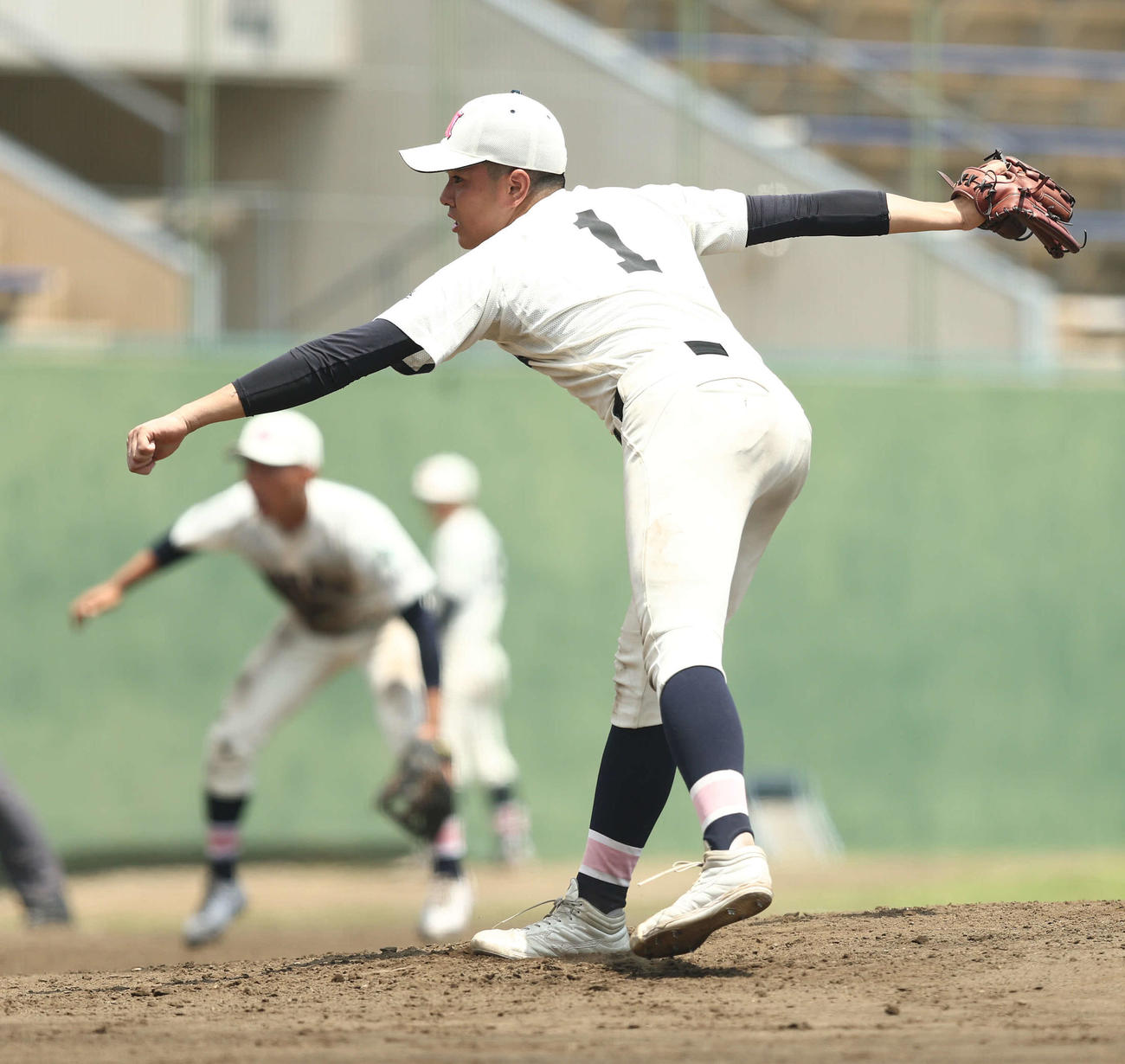 国士舘対日大鶴ケ丘　3回表国士舘1死一、二塁、2番手で登板する日大鶴ケ丘・住（撮影・河田真司）