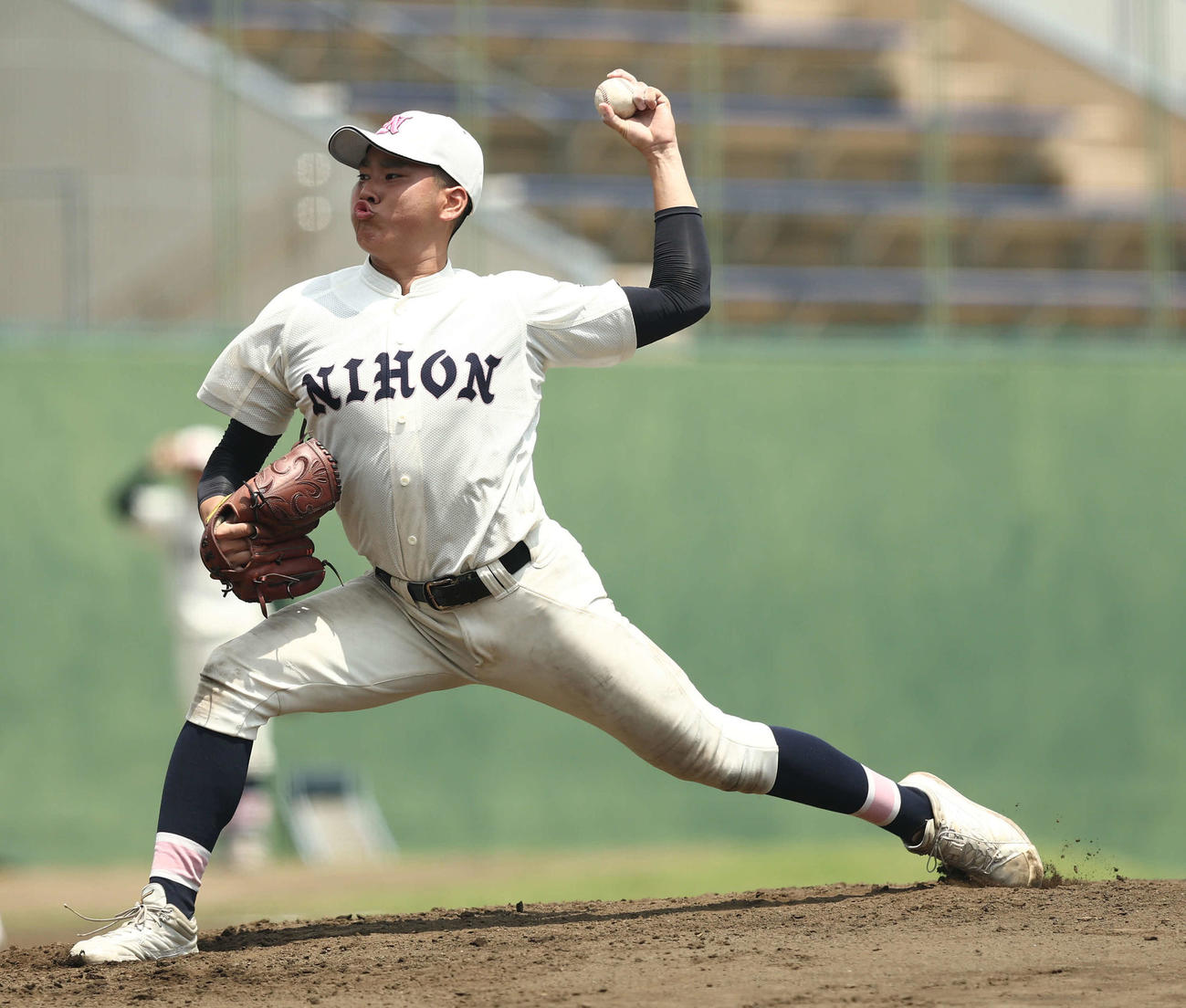 国士舘対日大鶴ケ丘　3回表国士舘1死一、二塁、2番手で登板する日大鶴ケ丘・住（撮影・河田真司）