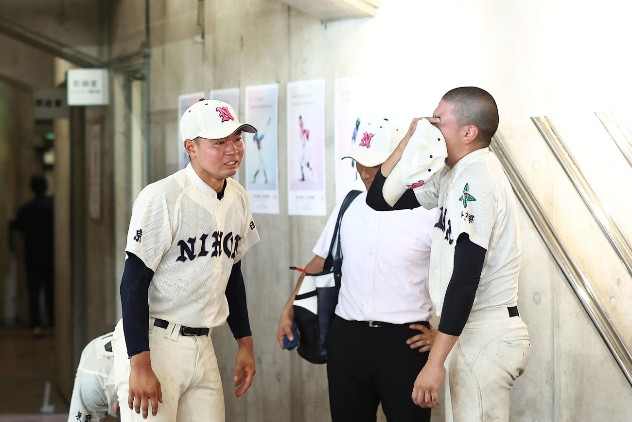 国士舘対日大鶴ケ丘　国士舘に敗れ、目に涙を浮かべる日大鶴ケ丘・小林（左）と住（撮影・河田真司）