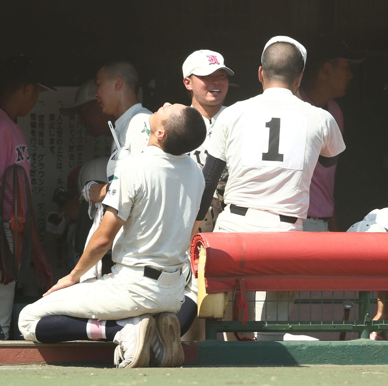 国士舘対日大鶴ケ丘　試合後、ベンチで住（右）と言葉を交わす日大鶴ケ丘・小林（撮影・河田真司）