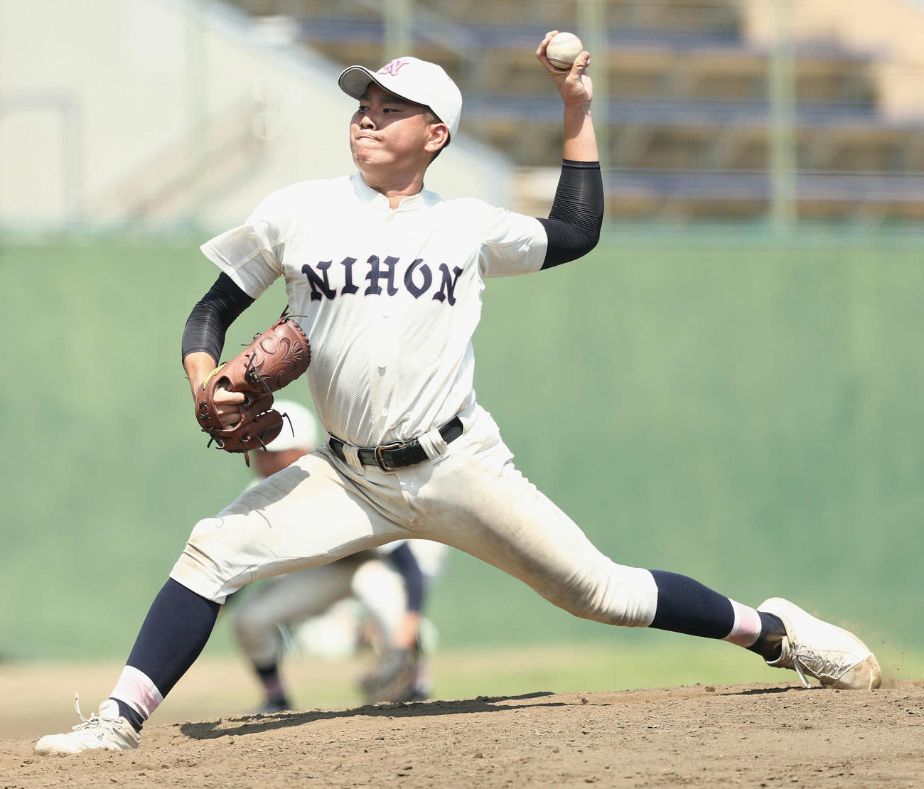 国士舘対日大鶴ケ丘　8回表、力投する日大鶴ケ丘・住（撮影・河田真司）