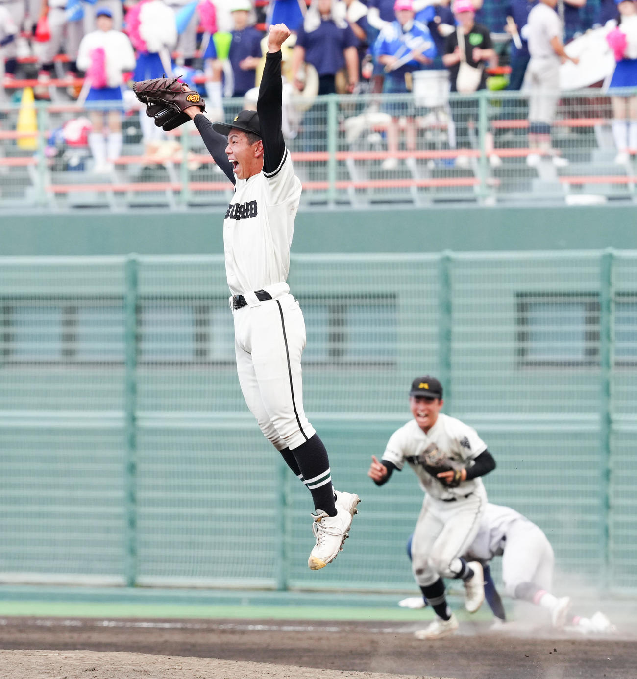 松商学園対佐久長聖　優勝し甲子園出場を決め、大きくジャンプする松商学園先発の加藤（撮影・鈴木みどり）