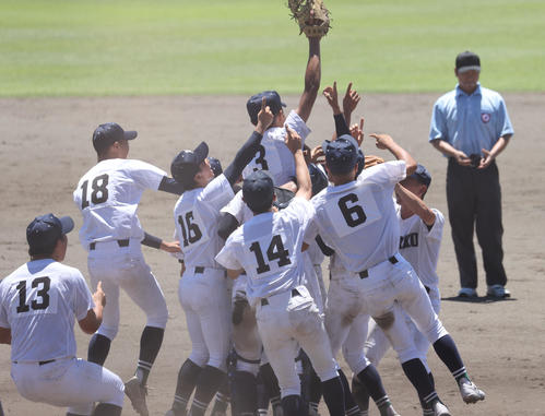 佐賀北対北陵　6年ぶり6回目の優勝を決めた佐賀北ナインは歓喜の表情でマウンドに集まる（撮影・梅根麻紀）