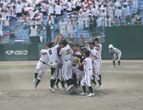 鶴岡東対日大山形　優勝が決まりマウンドに集まる日大山形ナイン（撮影・増田悦実）