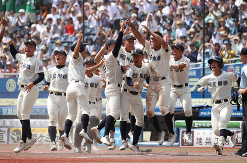 八千代松陰対市船橋　タイブレーク10回裏市船橋2死満塁、川崎の中前サヨナラ打に喜ぶ市船橋ナイン（撮影・柴田隆二）
