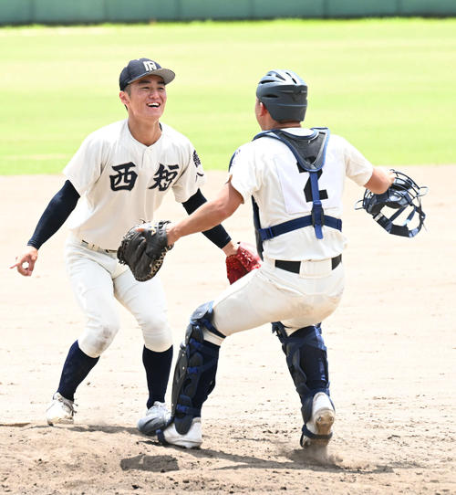 九州国際大付対西日本短大付　優勝を果たし歓喜する西日本短大付ナイン（撮影・林敢治）