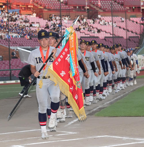 仙台育英対東北学院榴ケ岡　優勝旗を手にする仙台育英・佐々木義主将（先頭）（撮影・井上学）