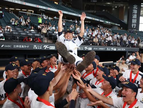 札幌日大対北海　優勝し胴上げされる北海・平川監督（撮影・黒川智章）