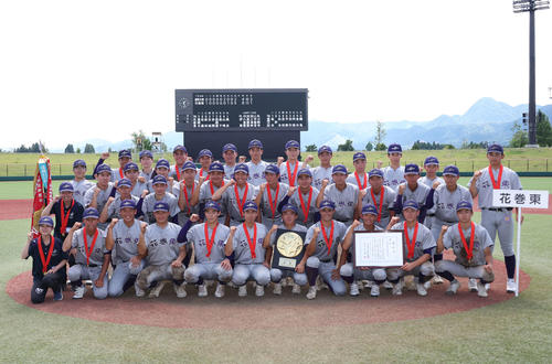 花巻東対盛岡大付　優勝し笑顔でガッツポーズをする花巻東ナイン（撮影・増田悦実）