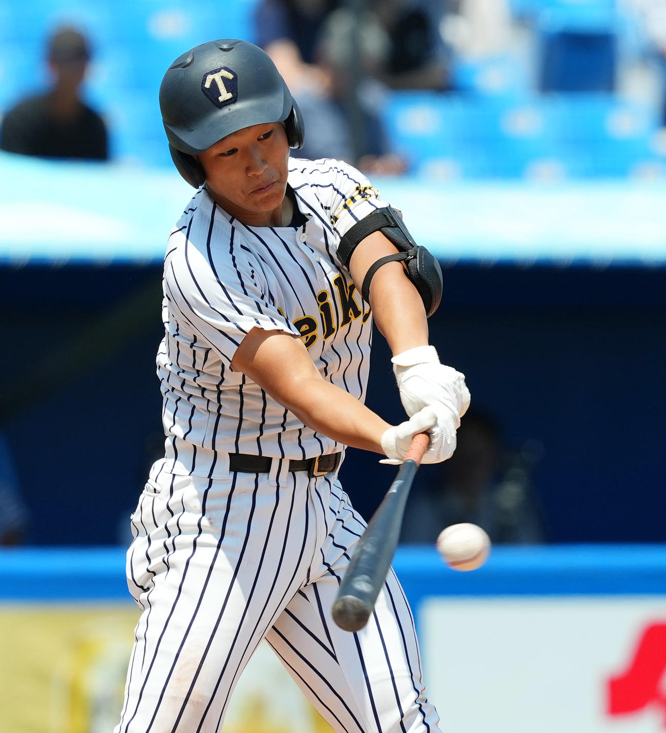 岩倉対帝京　6回裏帝京無死一塁、右前打を放つ安藤（撮影・菅敏）