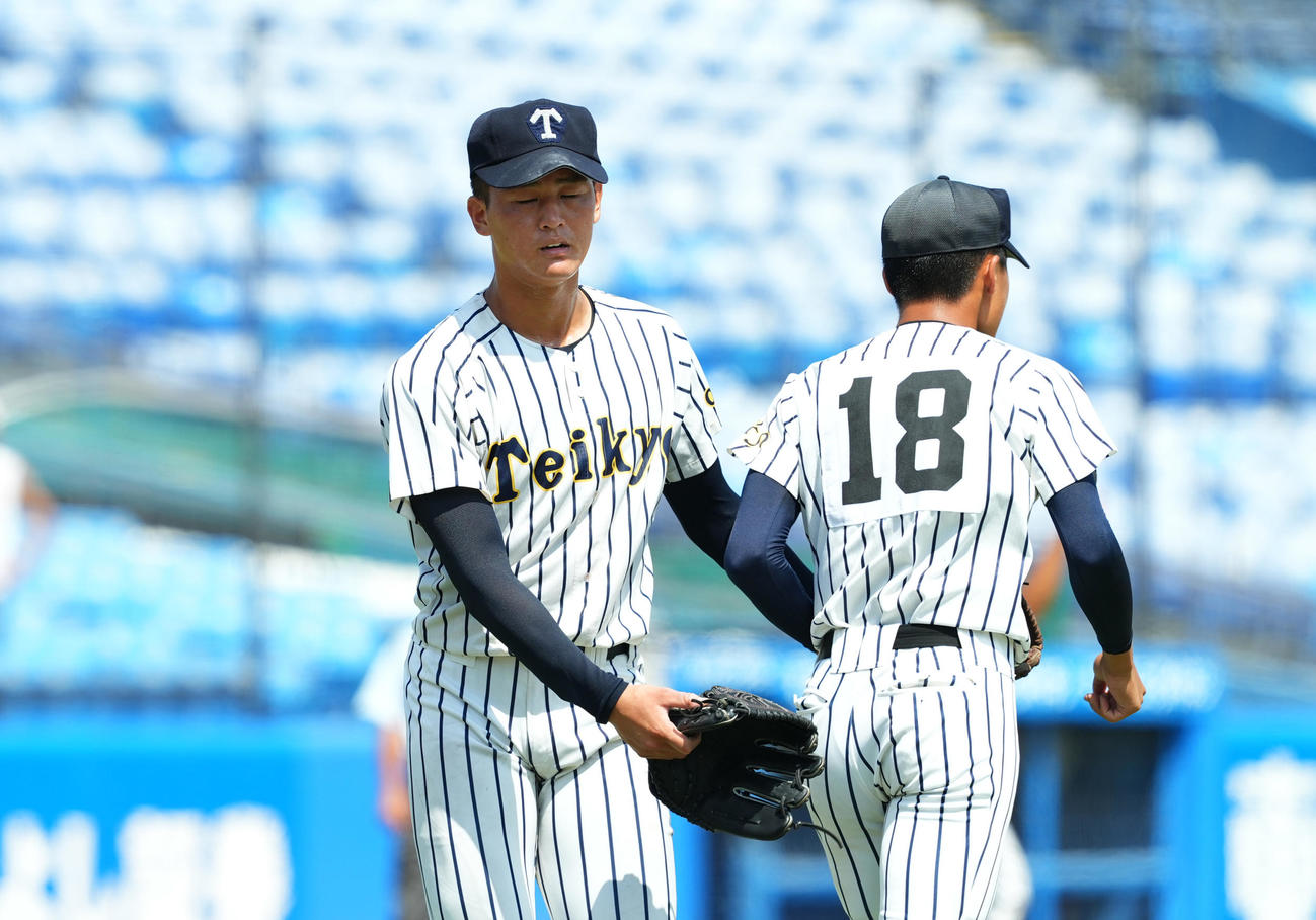 岩倉対帝京　3回途中、2番手の坂本（右）と交代し、降板する帝京・黒木（撮影・菅敏）