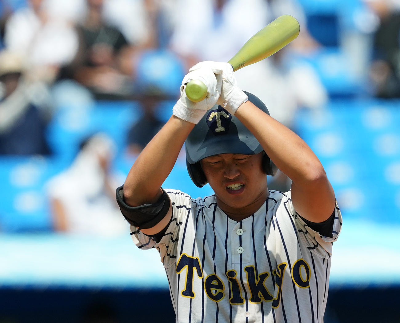 岩倉対帝京　4回裏帝京2死一、二塁、見逃しの三振に倒れ、悔しそうな表情を見せる池田（撮影・菅敏）