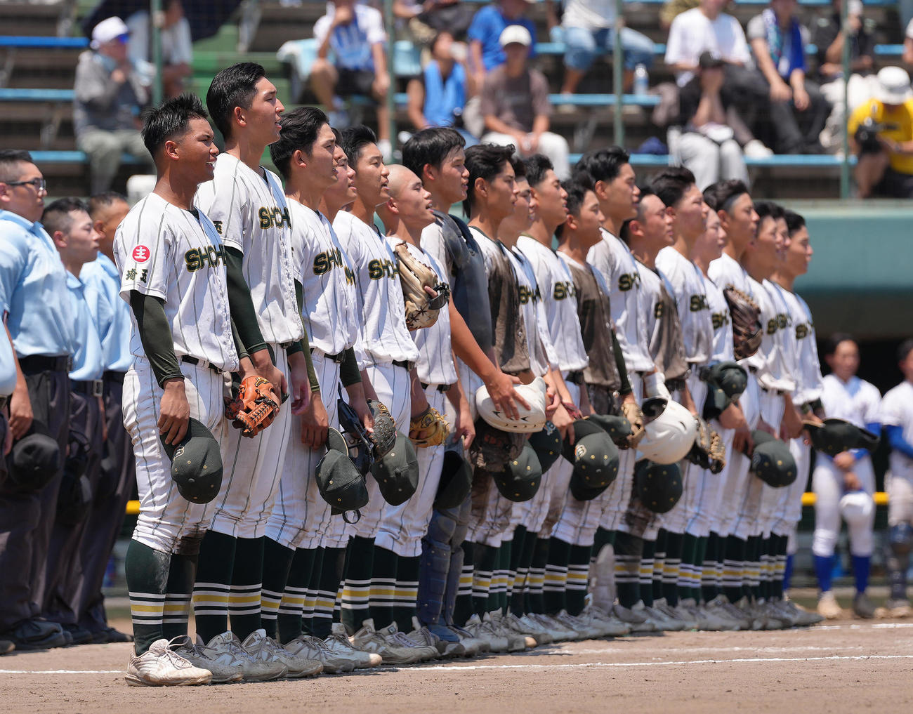 昌平対川越東　ベスト4進出を決め、校歌を歌う昌平の選手たち（撮影・足立雅史）