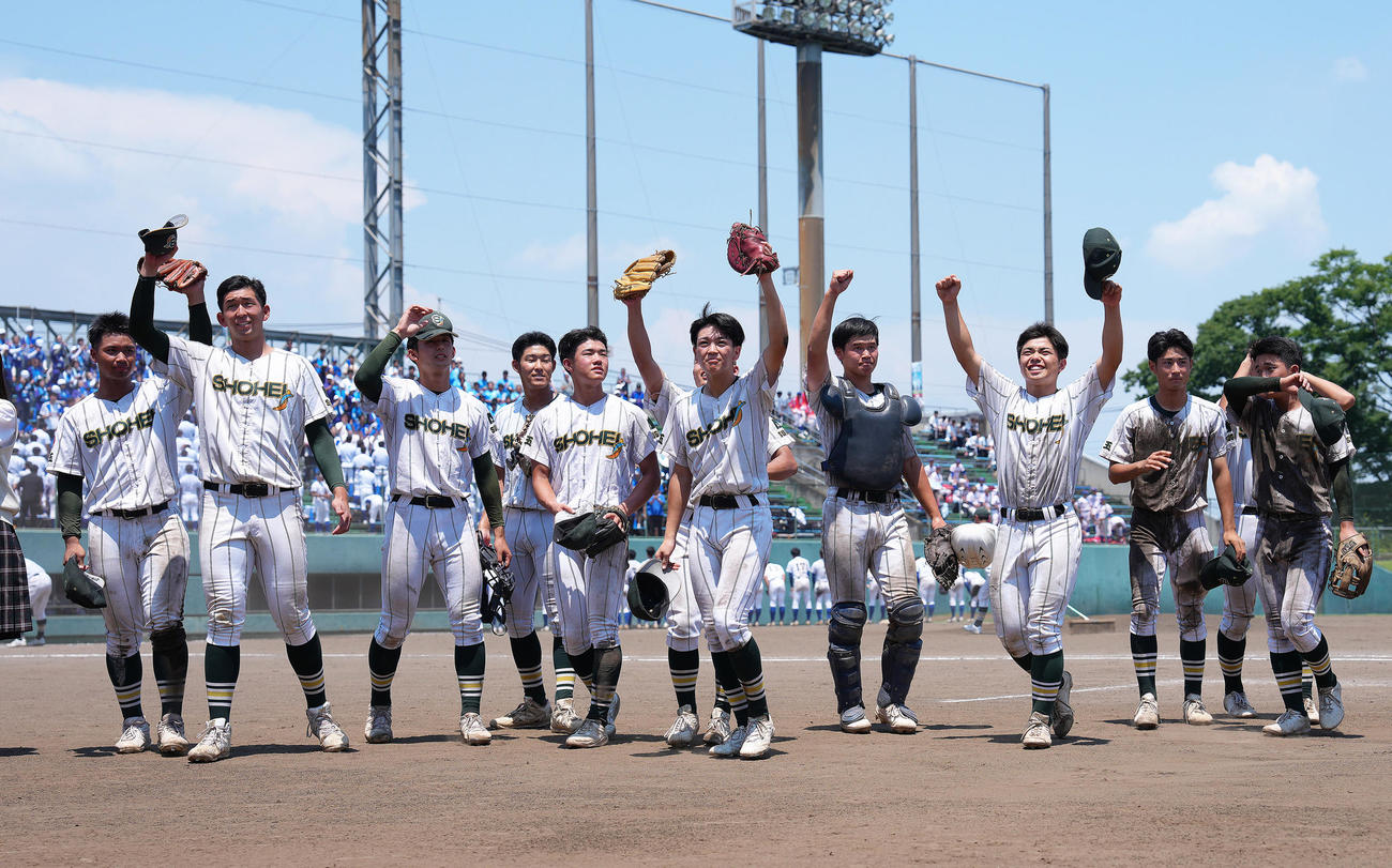 昌平対川越東　ベスト4進出を決め、喜ぶ昌平の選手たち（撮影・足立雅史）