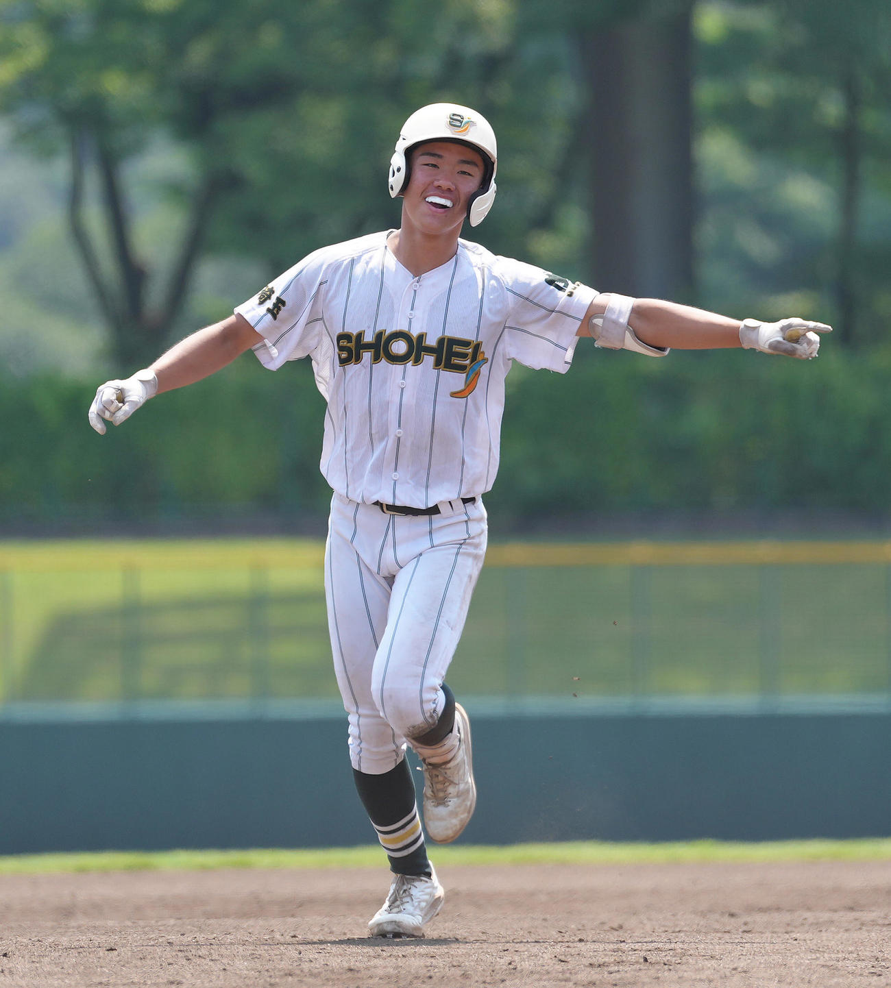 昌平対川越東　4回表昌平1死一、三塁、諏江は左越え3点本塁打を放ち笑顔を見せる（撮影・足立雅史）