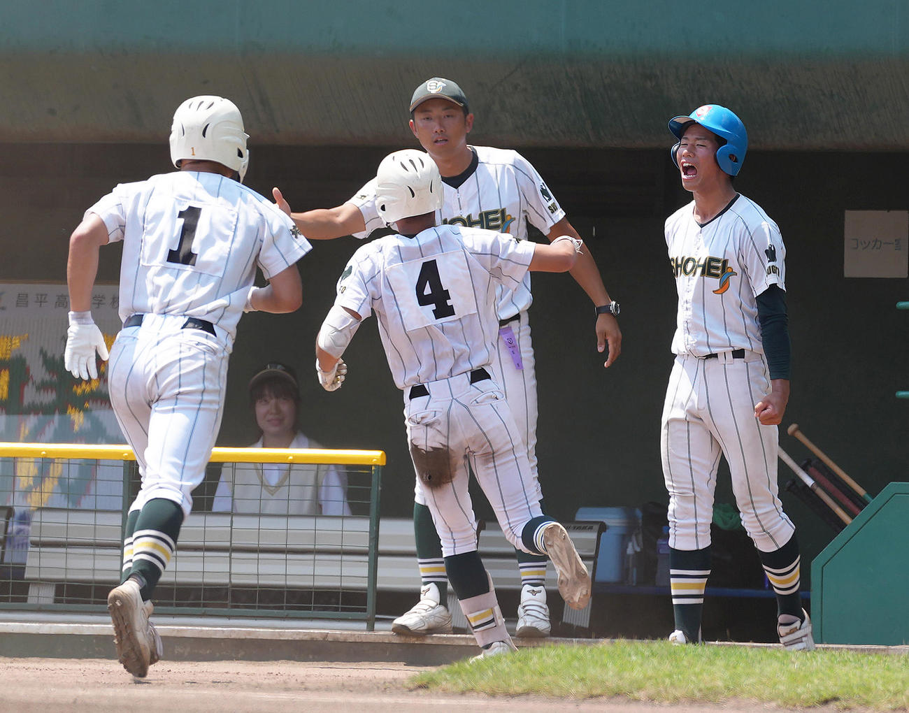 昌平対川越東　4回表昌平1死一、三塁、左越え3点本塁打を放った諏江（手前中央）をタッチで迎える岩崎監督（後方中央）（撮影・足立雅史）