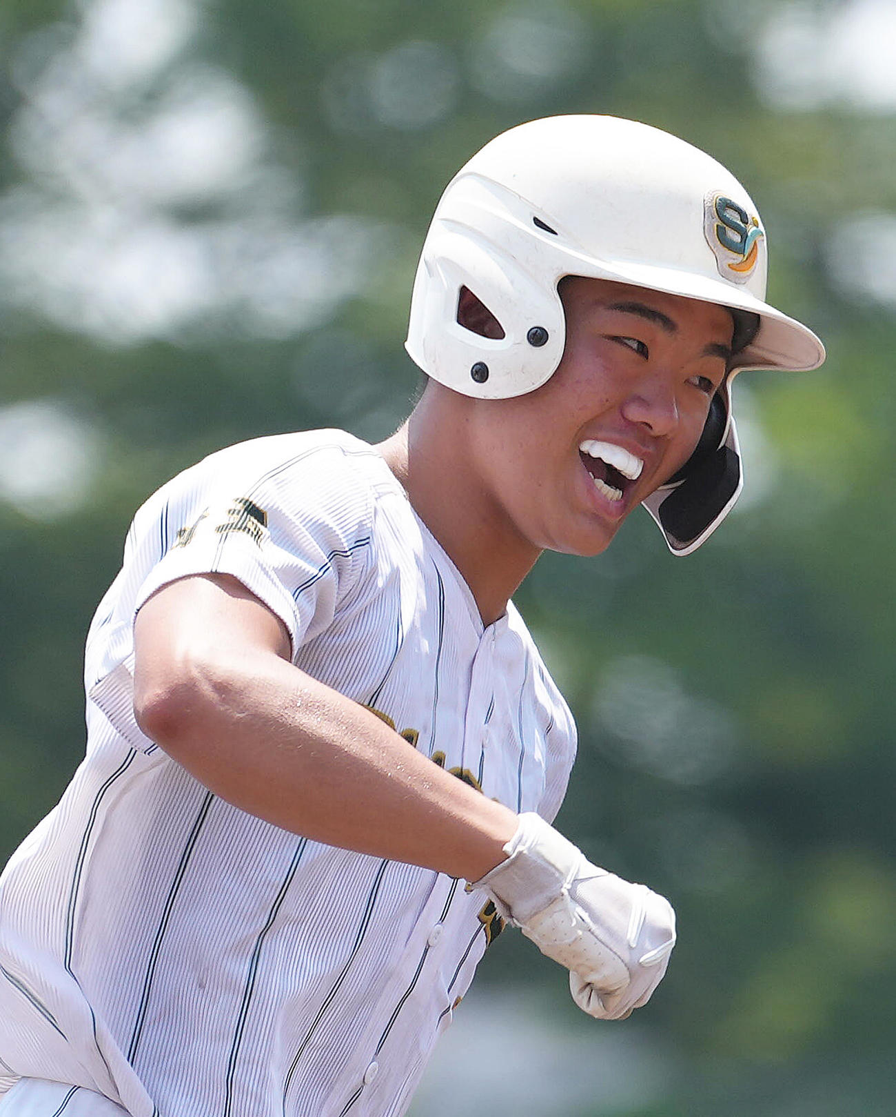 昌平対川越東　4回表昌平1死一、三塁、諏江は左越え3点本塁打を放ちガッツポーズ（撮影・足立雅史）