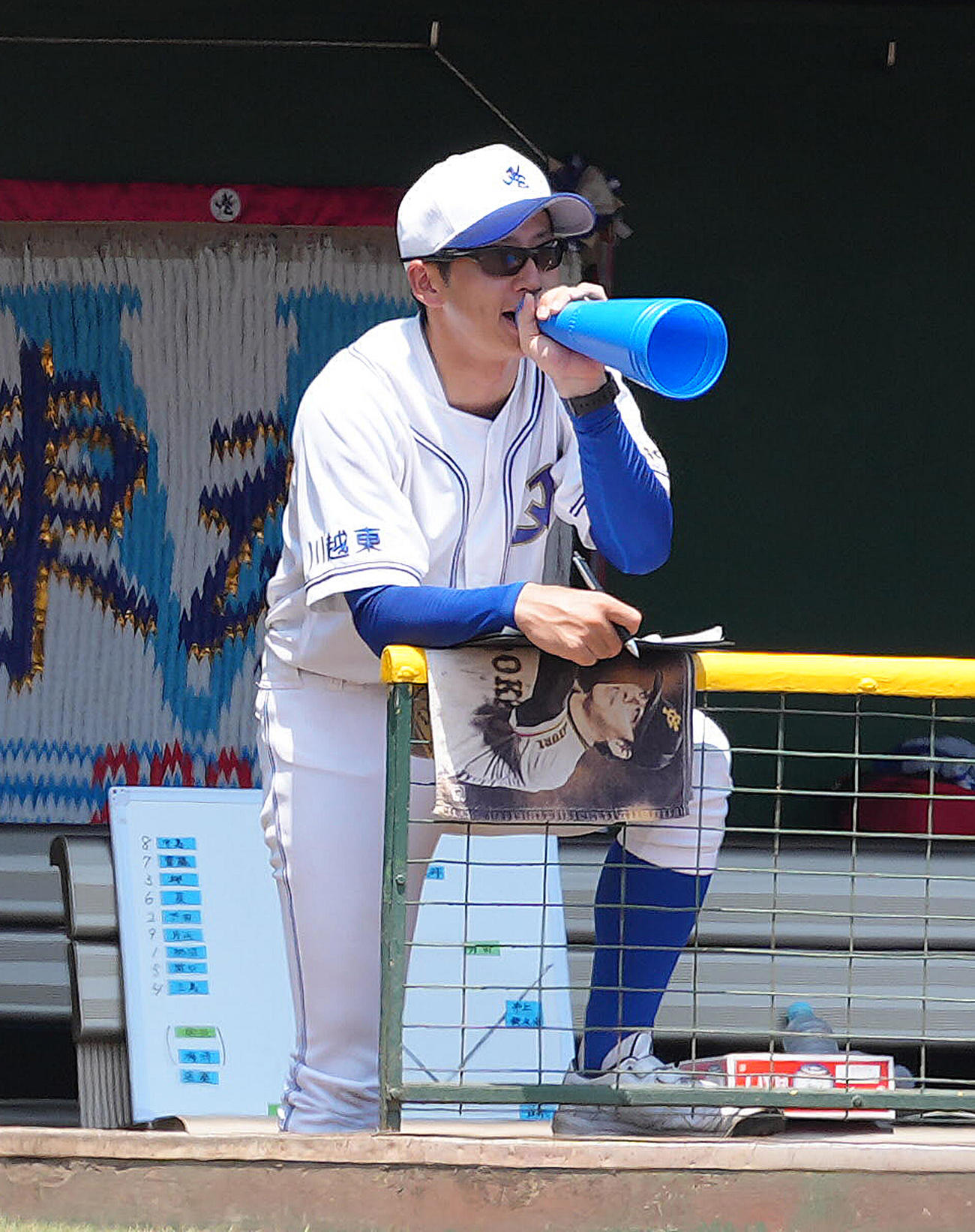 昌平対川越東　ベンチから指示を出す川越東の岡田監督の手には巨人の選手のタオル（撮影・足立雅史）