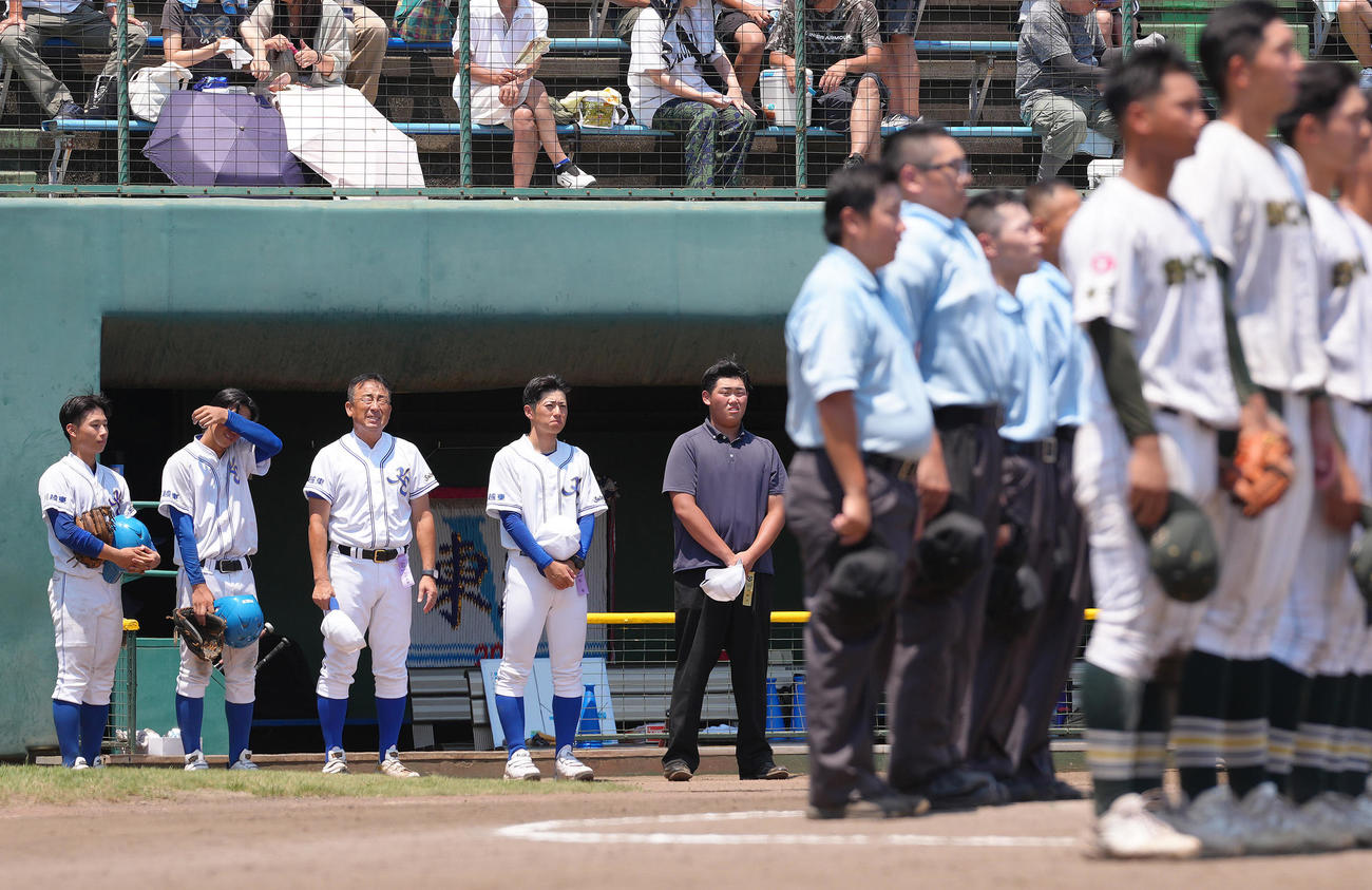 昌平に敗れた川越東の岡田監督（左から4人目）（撮影・足立雅史）
