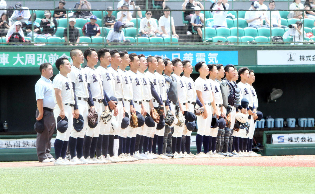 弘前学院聖愛対青森山田　校歌を歌う弘前学院聖愛ナイン（撮影・木村有優）