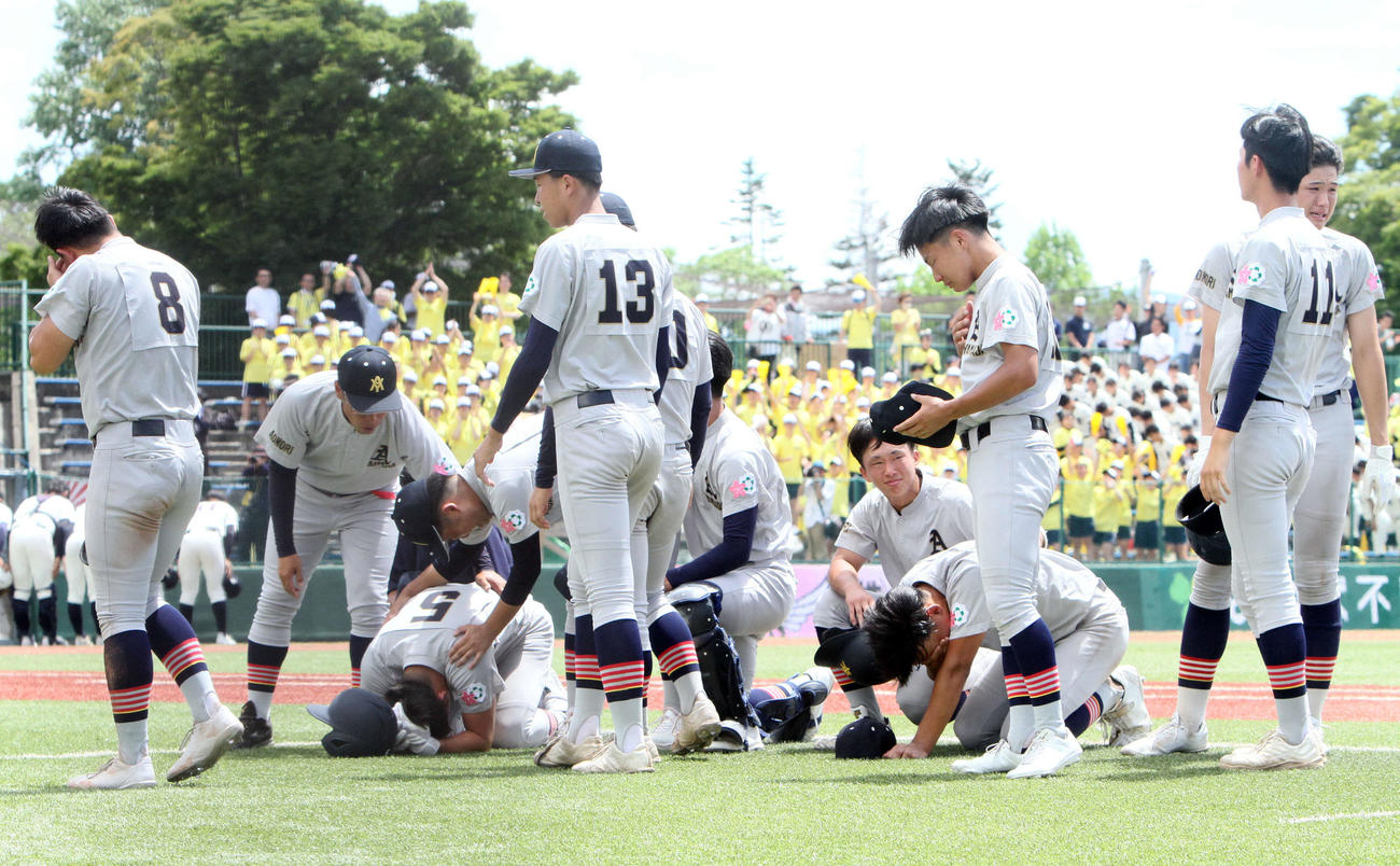 弘前学院聖愛対青森山田　涙を流す青森山田ナイン（撮影・木村有優）