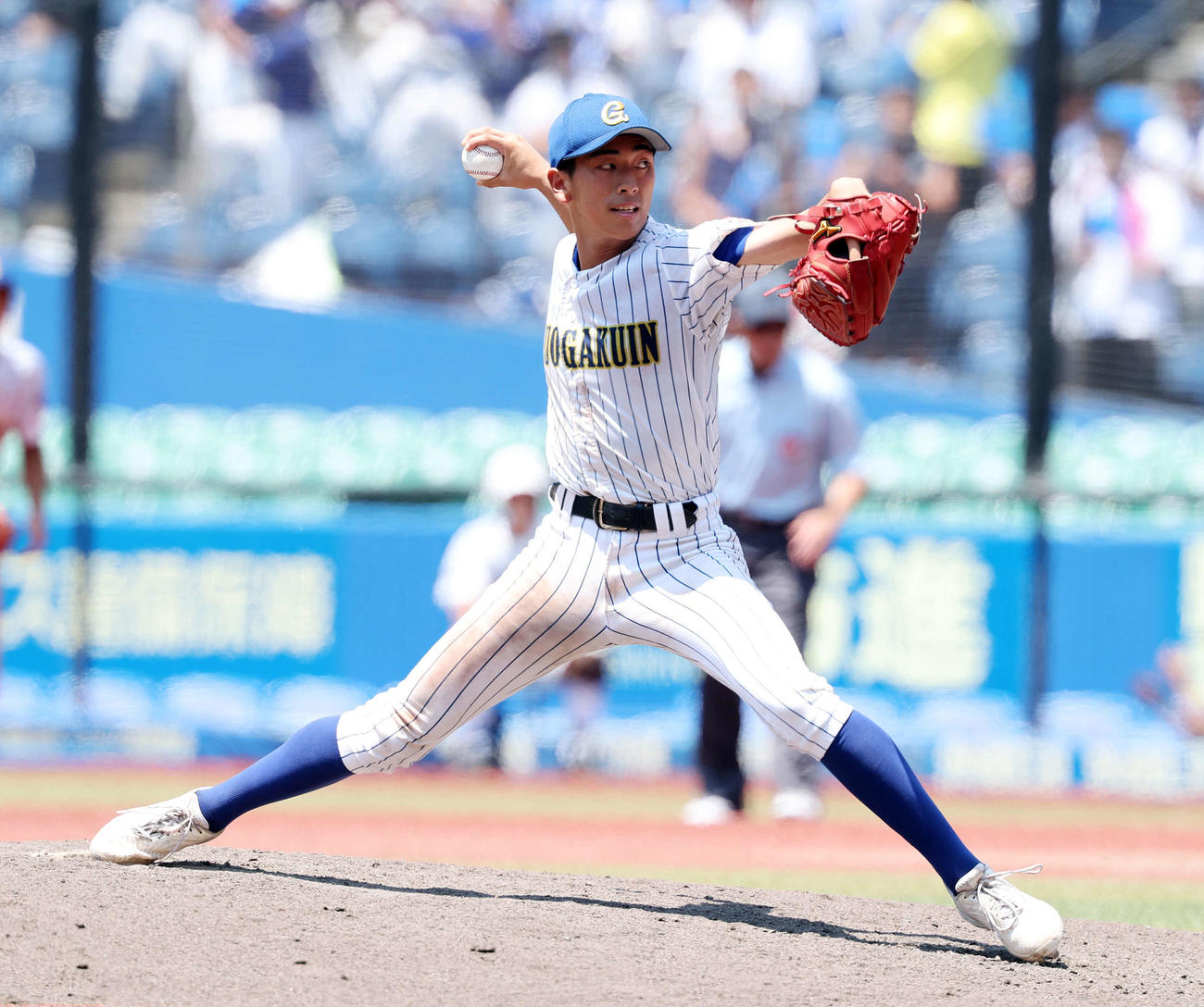 力投する中央学院・三宅（撮影・鈴木正人）