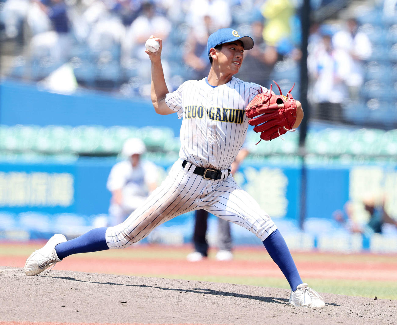 力投する中央学院・三宅（撮影・鈴木正人）