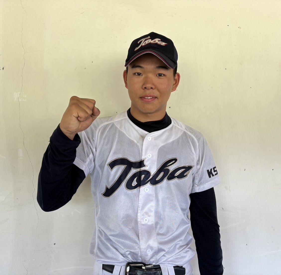 鳥羽対立命館　鳥羽の正村が試合後に笑顔でガッツポーズをつくる（撮影・林亮佑）