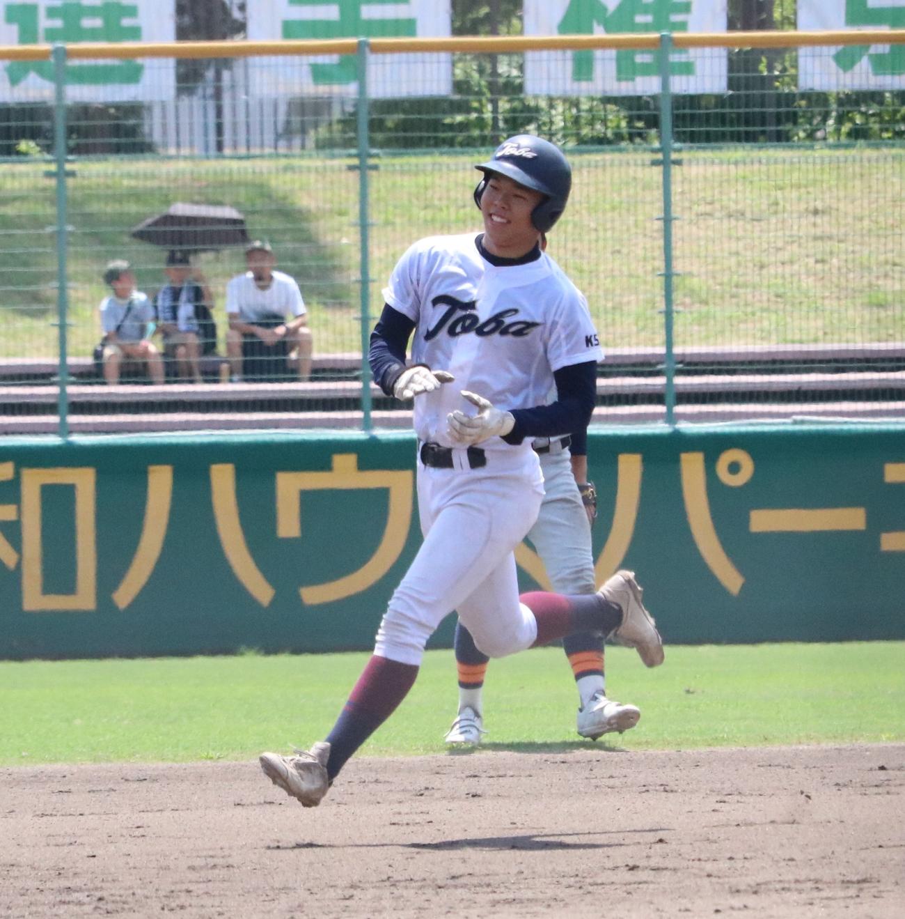 鳥羽対立命館　8回裏、鳥羽の正村が勝ち越しソロ本塁打を放ち、笑顔で手を叩く（撮影・林亮佑）