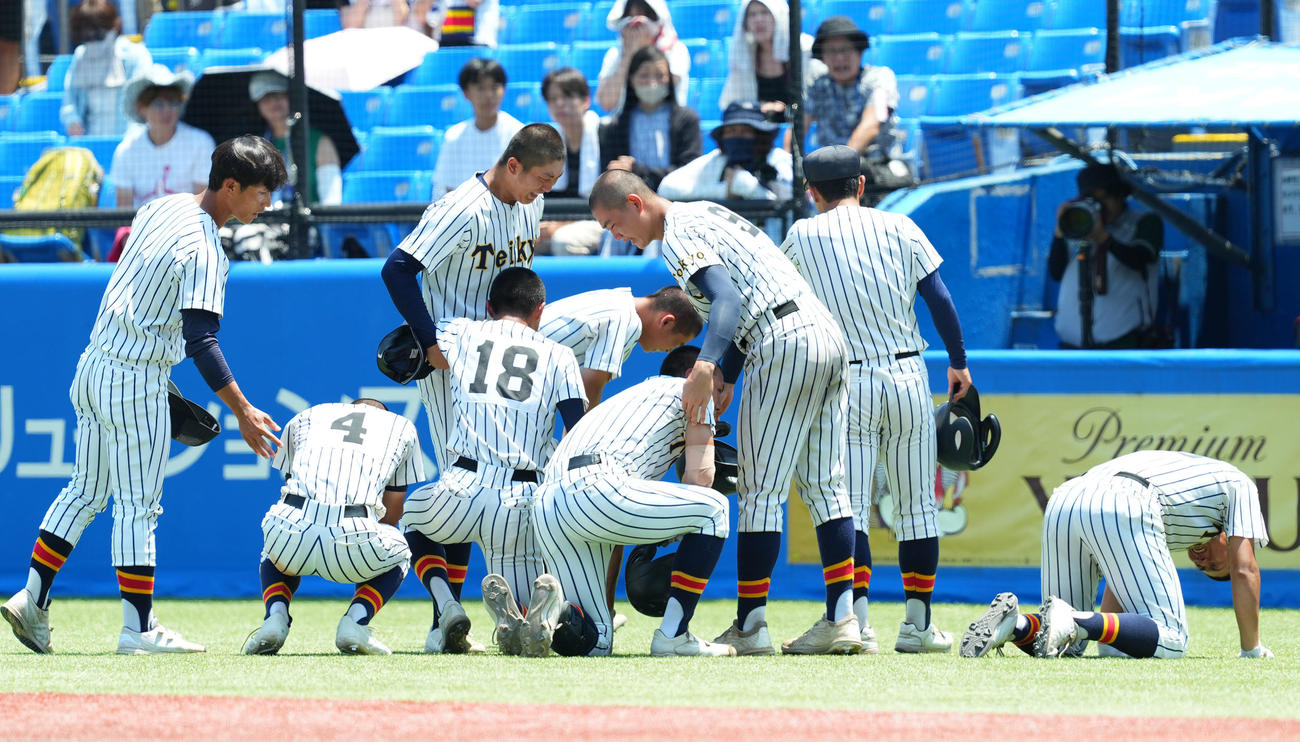 岩倉対帝京　岩倉に敗れ、うなだれる帝京ナイン（撮影・菅敏）