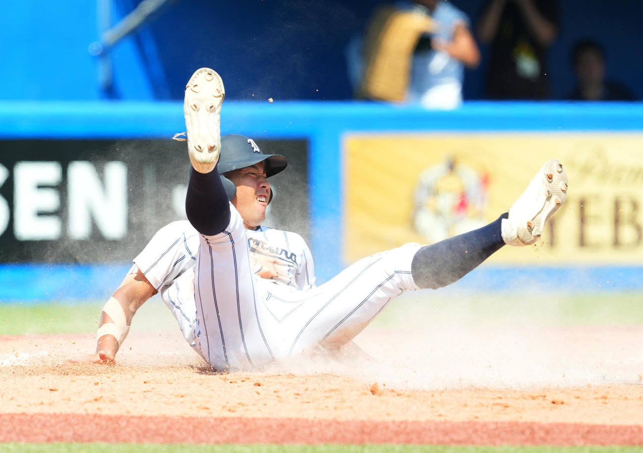 岩倉対帝京　3回表岩倉2死一、二塁、高橋の右前適時打で二塁から生還する岩崎佑（撮影・菅敏）