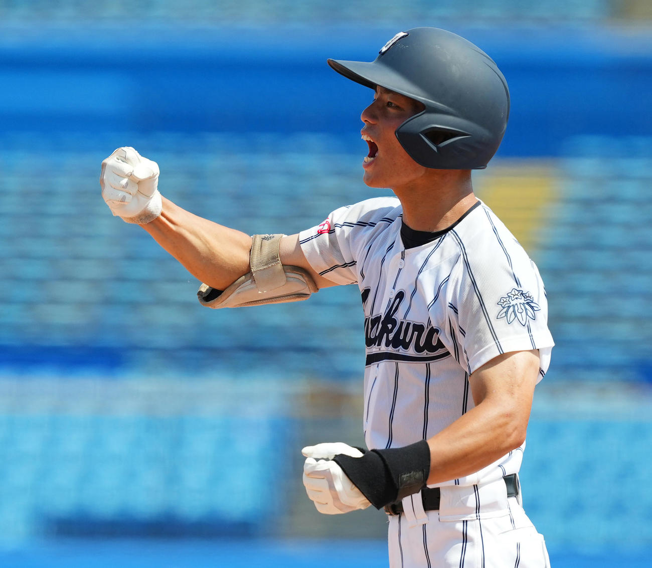 岩倉対帝京　3回表岩倉2死一、二塁、右適時打を放ち、ガッツポーズを見せる高橋（撮影・菅敏）