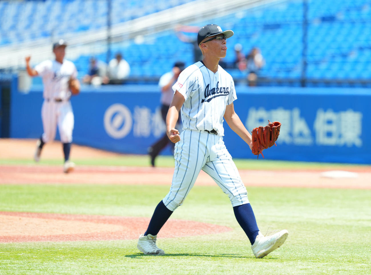 帝京を破り、ガッツポーズを見せる岩倉・佐藤（撮影・菅敏）