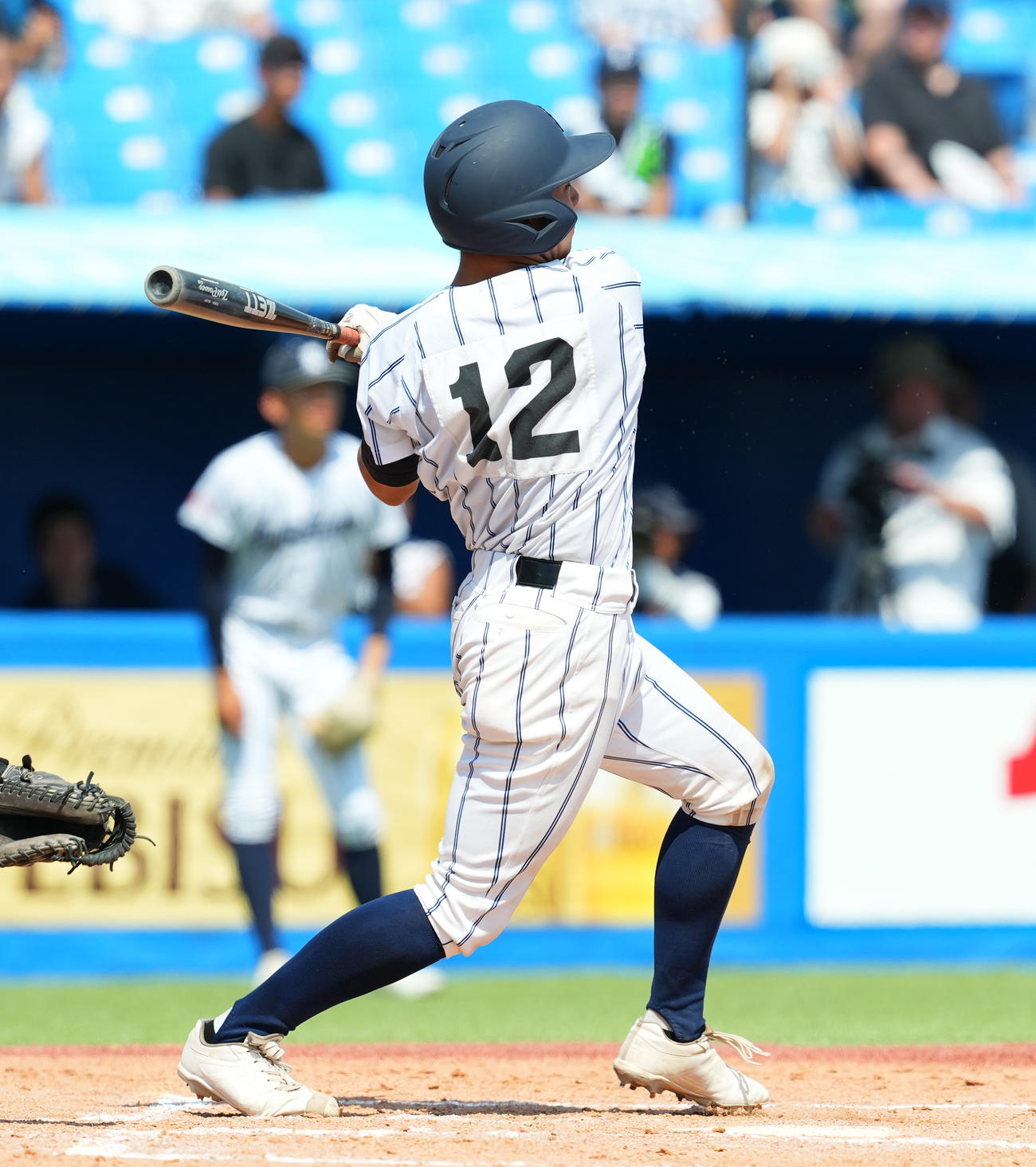 東東京大会準々決勝　岩倉対帝京　2回表岩倉2死二塁、左越えに先制の2点本塁打を放つ河村（撮影・菅敏）