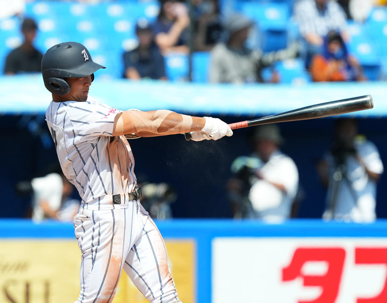 東東京大会準々決勝　岩倉対帝京　3回表岩倉2死、右二塁打を放つ岩崎佑（撮影・菅敏）