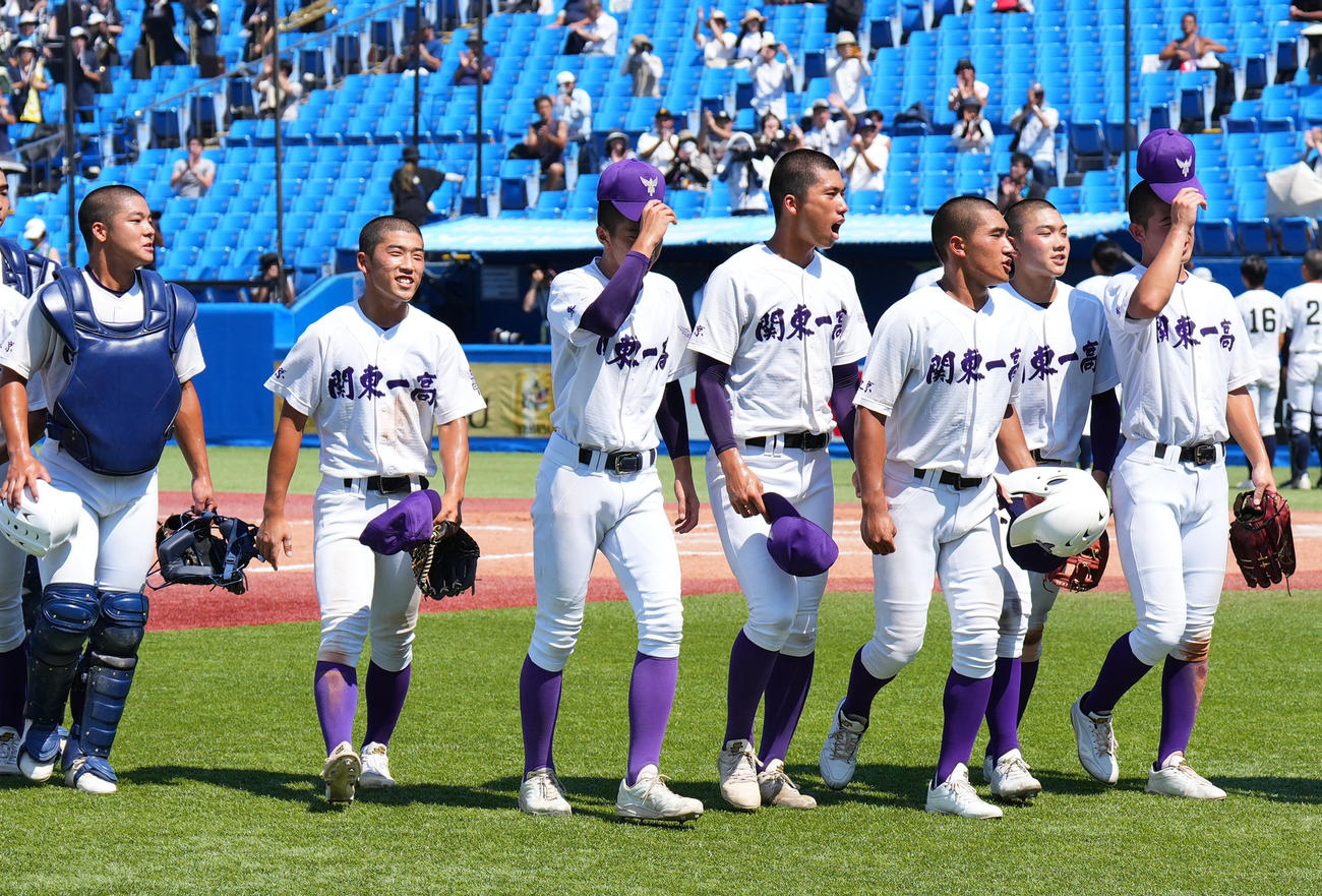 江戸川対関東第一　江戸川に勝利し、喜ぶ関東第一ナイン（撮影・菅敏）