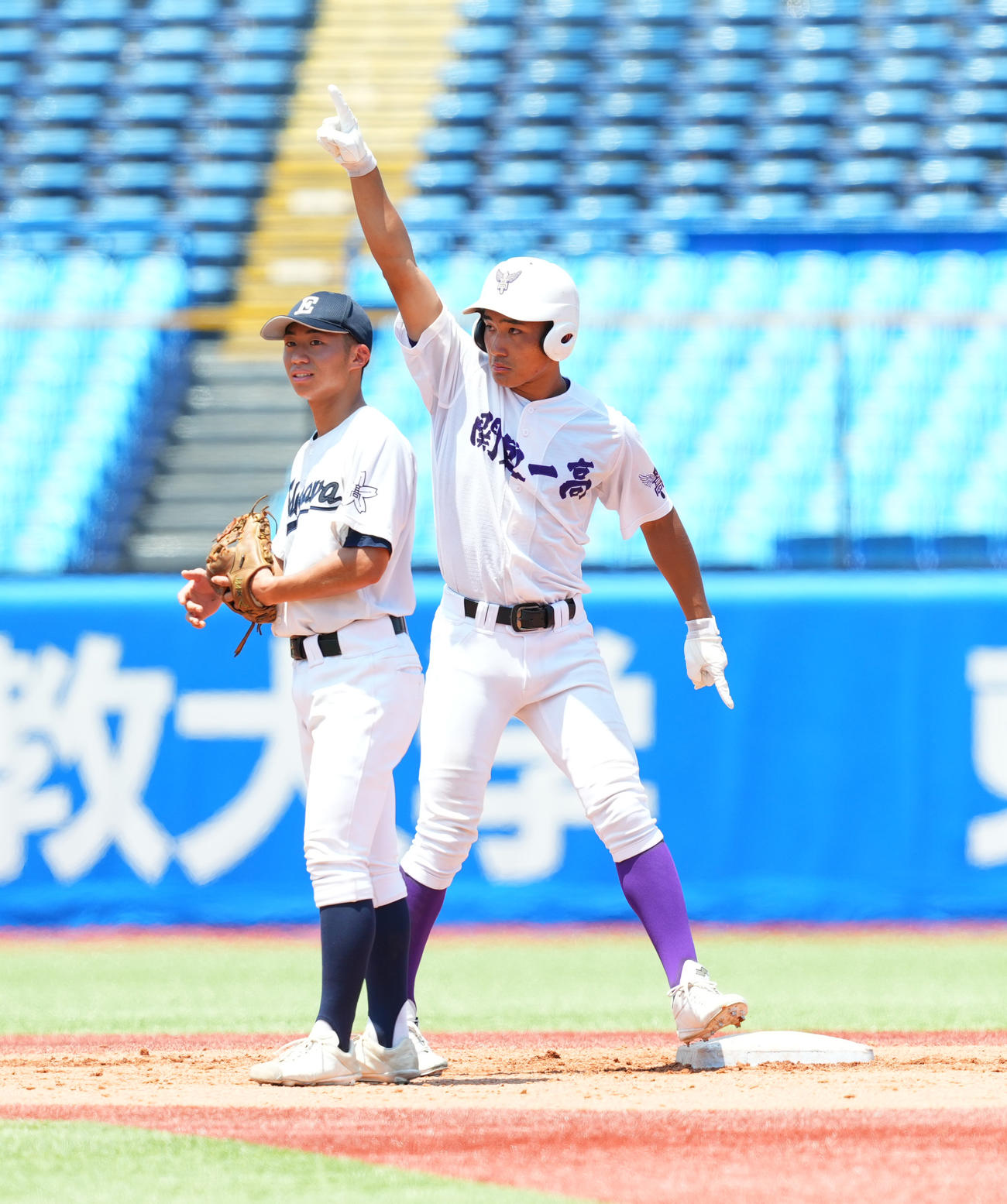 江戸川対関東第一　1回裏関東第一1死一、三塁、左適時打を放ち、ガッツポーズを見せる松田（撮影・菅敏）