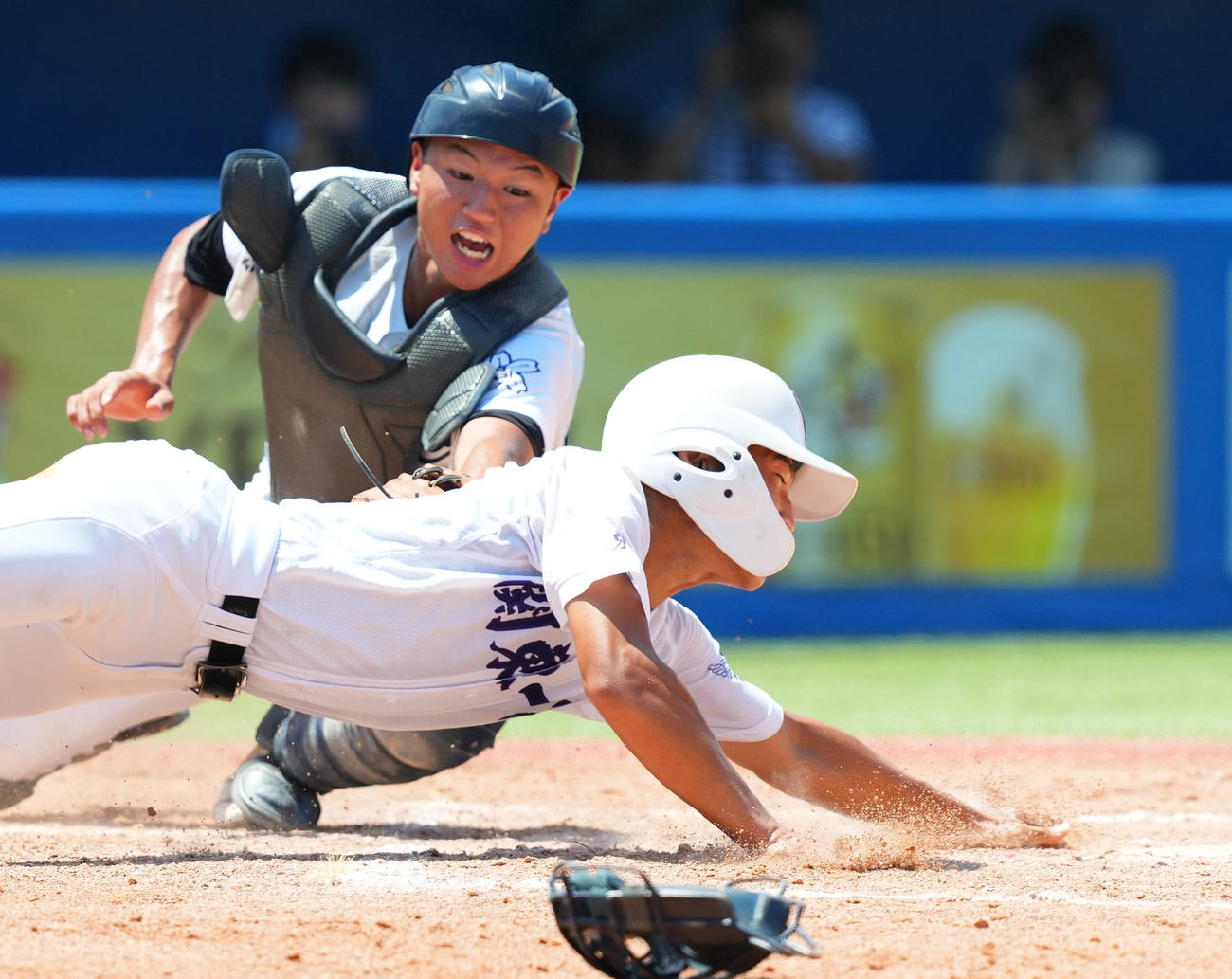江戸川対関東第一　2回裏関東第一2死二塁、越後の右安打で本塁を狙うもアウトとなる二塁走者坂本（手前）（撮影・菅敏）