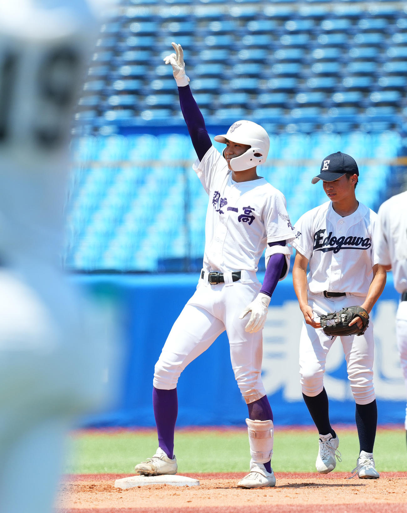 江戸川対関東第一　1回裏関東第一2死二、三塁、右適時打を放ち、ポーズをとる石田（左）（撮影・菅敏）