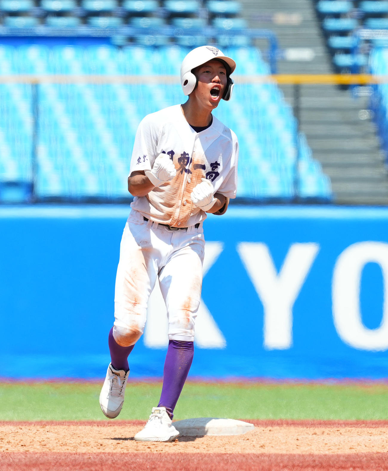 江戸川対関東第一　4回裏関東第一1死一、三塁、適時二塁打を放ち、ガッツポーズを見せる越後（撮影・菅敏）