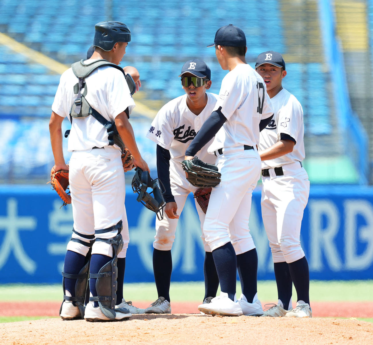 江戸川対関東第一　1回、マウンドに集まる江戸川ナイン（撮影・菅敏）