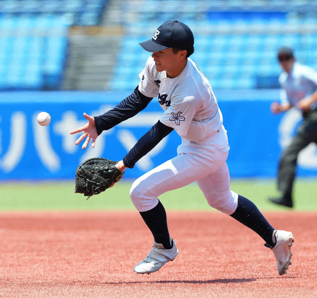 江戸川対関東第一　1回裏関東第一無死、大沢の打球を失策する板敷（撮影・菅敏）