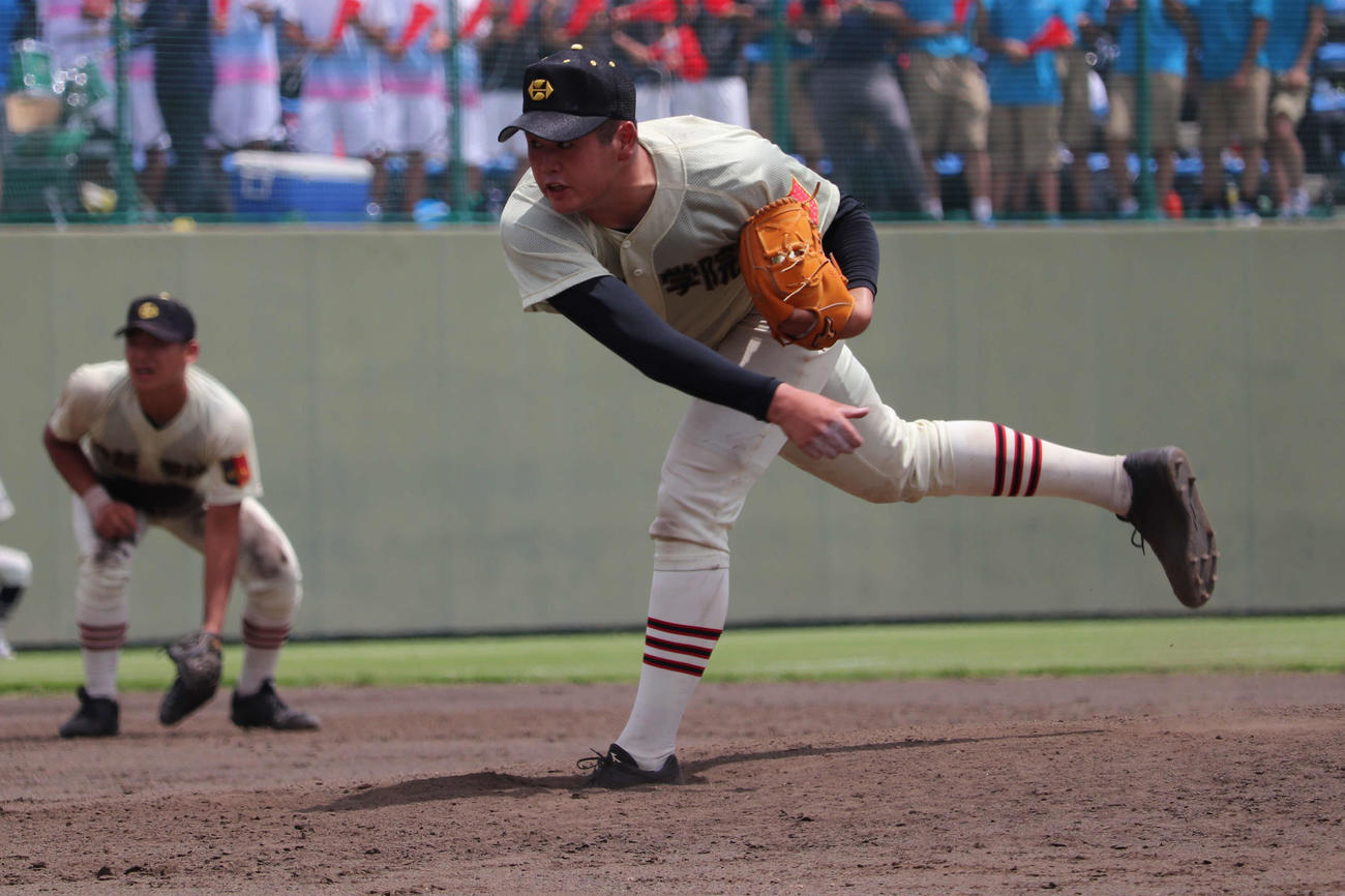 24年7月24日　準々決勝の作新学院対文星芸大付で6安打無四球で完封勝利の作新学院・小川